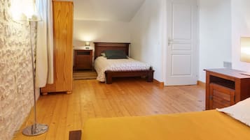 Iron/ironing board, WiFi, bed sheets