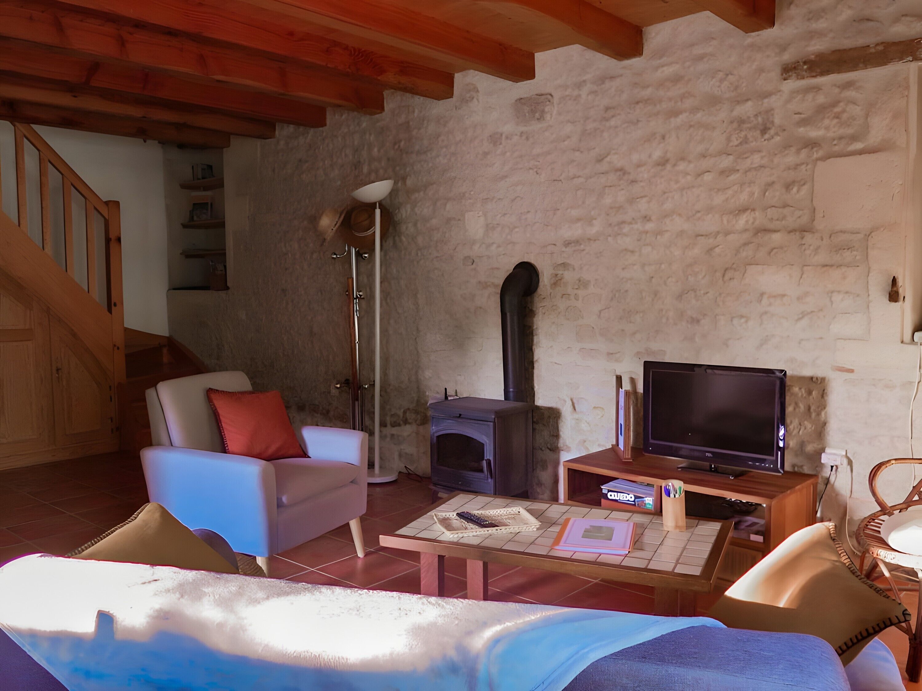 Télévision, lecteur de DVD, table de tennis de table, chaîne hi-fi