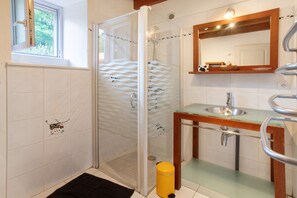 Douche, sèche-cheveux, serviettes fournies