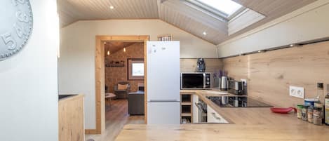 冷蔵庫、電子レンジ、オーブン、コンロ