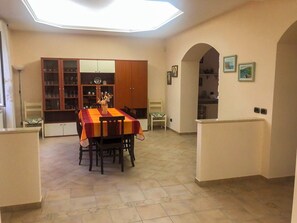 Departamento, 2 habitaciones, patio | Restaurantes