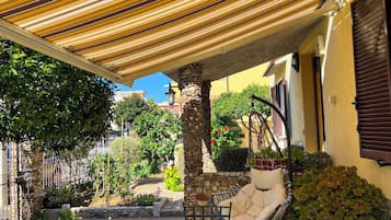 Appartamento, 2 camere da letto, patio | Ristorazione all'aperto