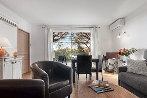 TV - Cosy Apartment 'Le Mas Du Soleil' with Sea View, Wi-Fi and Air Conditioning (Sainte-Maxime)