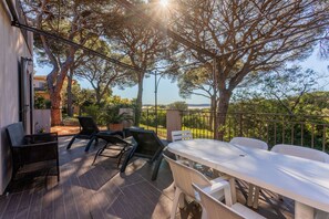 Outdoor dining - Cosy Apartment 'Le Mas Du Soleil' with Sea View, Wi-Fi and Air Conditioning (Sainte-Maxime)