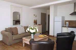 TV - Cosy Apartment 'Le Mas Du Soleil' with Sea View, Wi-Fi and Air Conditioning (Sainte-Maxime)