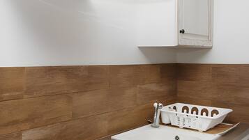 Een koelkast, een microgolfoven, een kookplaat, een vaatwasser