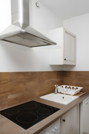 Réfrigérateur, micro-ondes, plaque de cuisson, lave-vaisselle