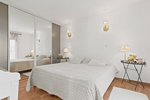 Iron/ironing board, WiFi - Cosy Apartment 'Le Mas Du Soleil' with Sea View, Wi-Fi and Air Conditioning (Sainte-Maxime)