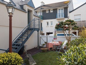 Outdoor dining - Les coccinelles, apartment for 2, 100 m from the port, Perros-Guirec (Perros Guirec)