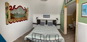 Een strijkplank/strijkijzer, wifi, beddengoed