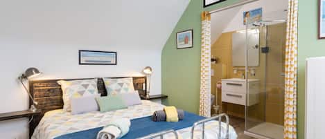 Iron/ironing board, WiFi, bed sheets