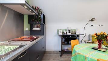 Réfrigérateur, micro-ondes, four, plaque de cuisson