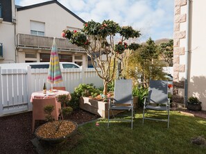 Outdoor dining - Les coccinelles, apartment for 2, 100 m from the port, Perros-Guirec (Perros Guirec)