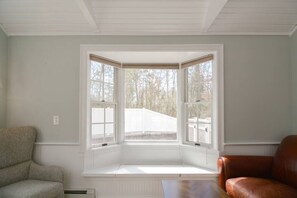 Smart-TV, Kamin, Tischfußball, Bücher
