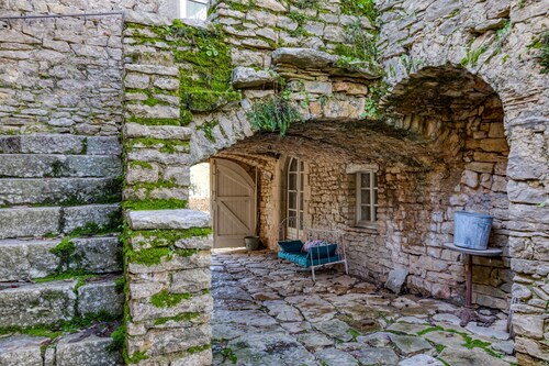 Holiday Home 'La Cours des Anges' with Mountain View, Shared Pool & Wi-Fi