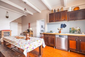 Fridge, microwave, oven, stovetop - Charming House 200m from the Beach with Private Terrace & Garden (Dolus-d'Oléron)