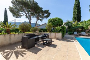 Outdoor dining - Apartment 'Fleur De Pampa' with Pool, Wi-Fi, and Air Conditioning (Cassis)