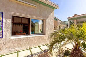 Outdoor dining - Apartment 'Fleur De Pampa' with Pool, Wi-Fi, and Air Conditioning (Cassis)