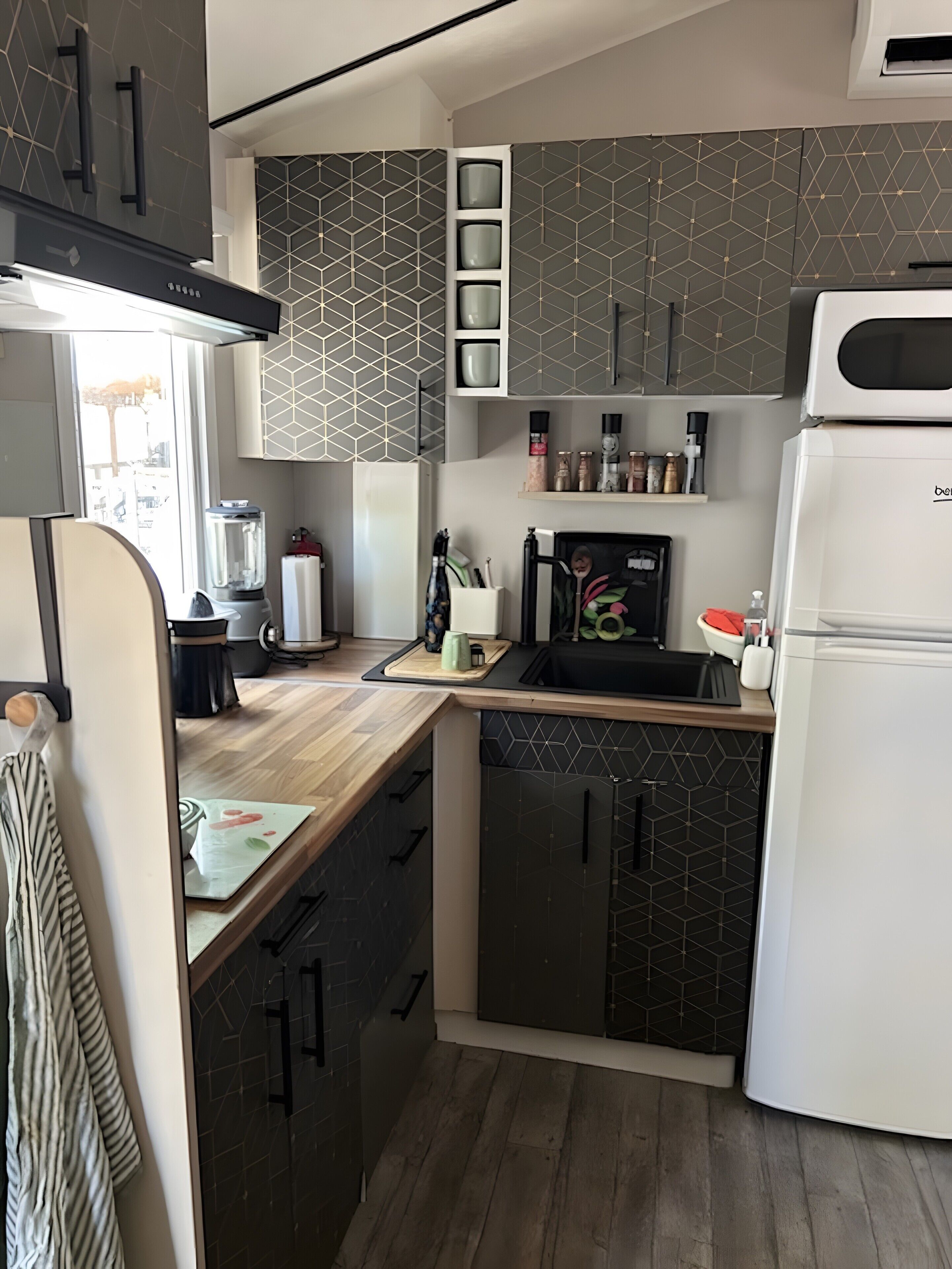 Kühlschrank, Mikrowelle, Herdplatte, Wasserkocher mit Kaffee-/Teezubehör