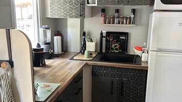 Kühlschrank, Mikrowelle, Herdplatte, Wasserkocher mit Kaffee-/Teezubehör