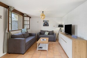 TV, mesa de pingue-pongue