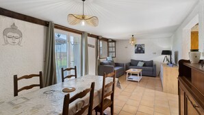 Un coin repas avec une table et des chaises, un canapé et une lampe.