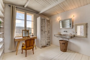 Interior - Holiday Home “Gîte - Entre Amis” with Shared Pool, Wi-Fi & Air Conditioning (Rouet)