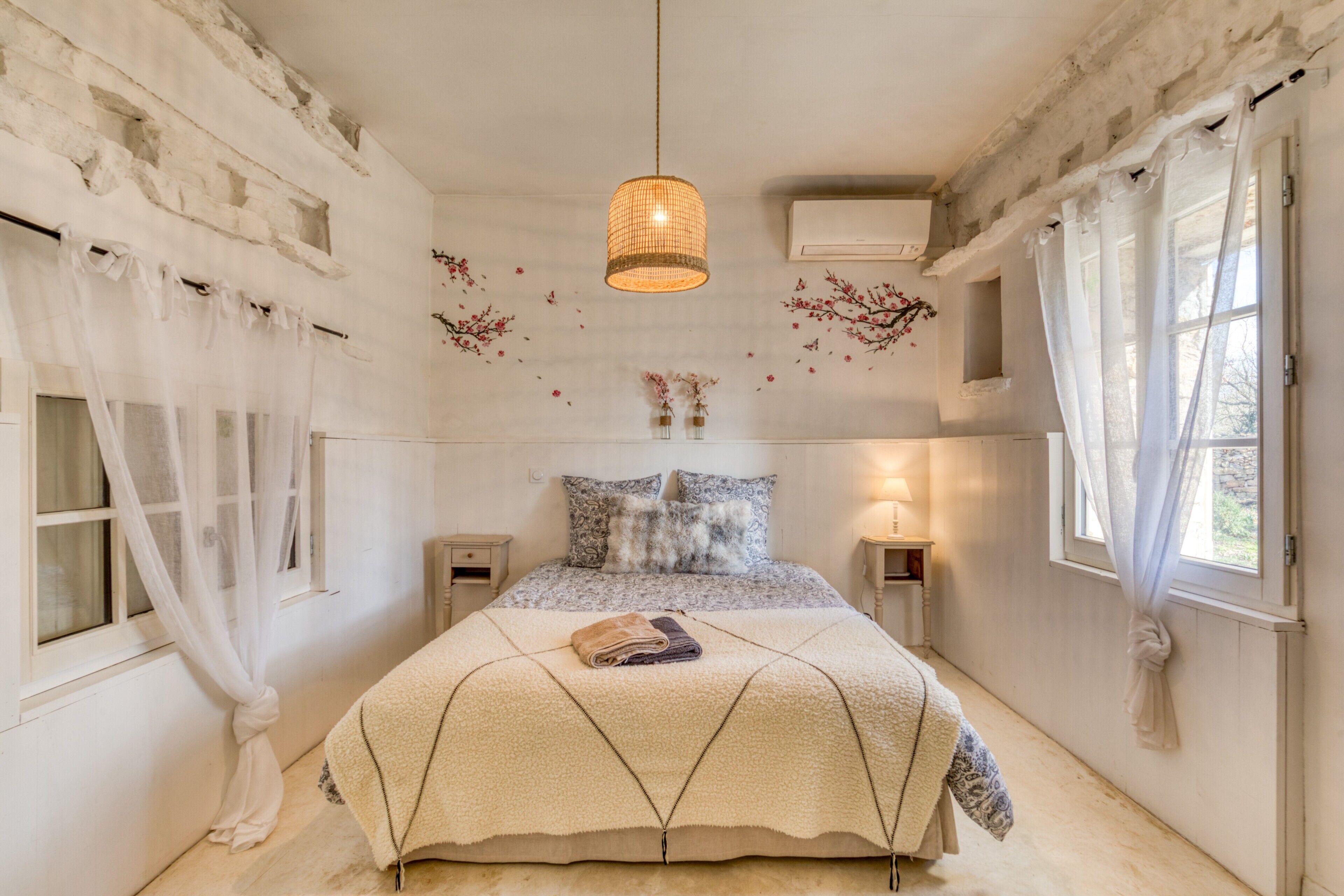 Desk, iron/ironing board, WiFi, bed sheets