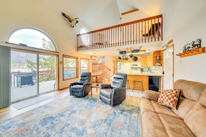 TV, fireplace - Book your next Bayview getaway at this 2-bedroom, 3-bath lakefront retreat on Lake Pend Oreille! Designed for relaxation and adventure, this home features cozy living spaces, a spacious deck with a hot tub, and stunning water and mountain views. (Bayview)