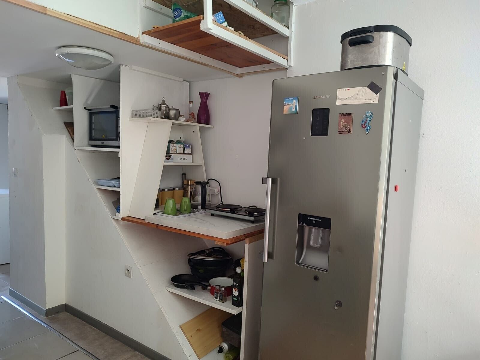 Een koelkast, een magnetron, een oven, een kookplaat