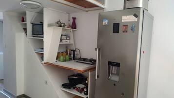 Een koelkast, een magnetron, een oven, een kookplaat