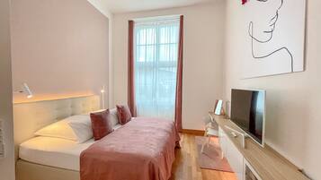 Een strijkplank/strijkijzer, wifi, beddengoed