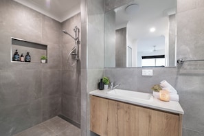 Shower, hair dryer, towels - Relax In Cannonvale: 2 Bedroom Apartment With Ocean Views (Cannonvale)