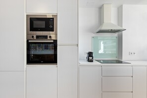 Wasserkocher mit Kaffee-/Teezubehör, Kühlschrank, Mikrowelle, Ofen