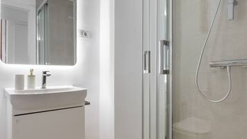 Een douche, een haardroger, handdoeken, toiletpapier