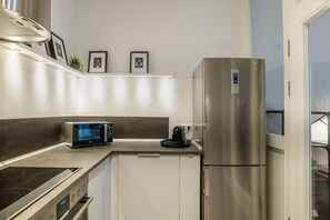 Réfrigérateur, micro-ondes, four, plaque de cuisson