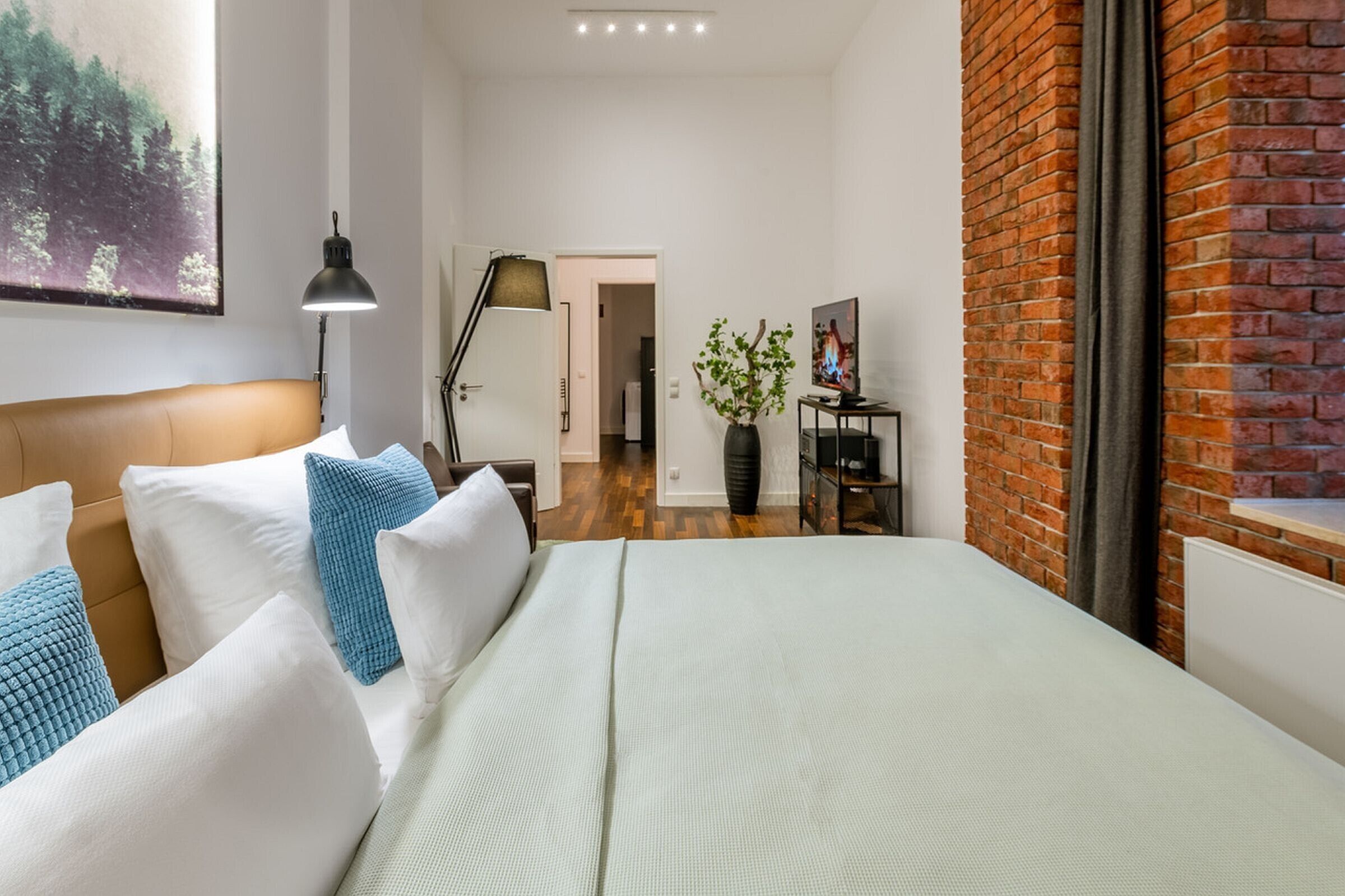 Tabla de planchar con plancha, wifi, ropa de cama