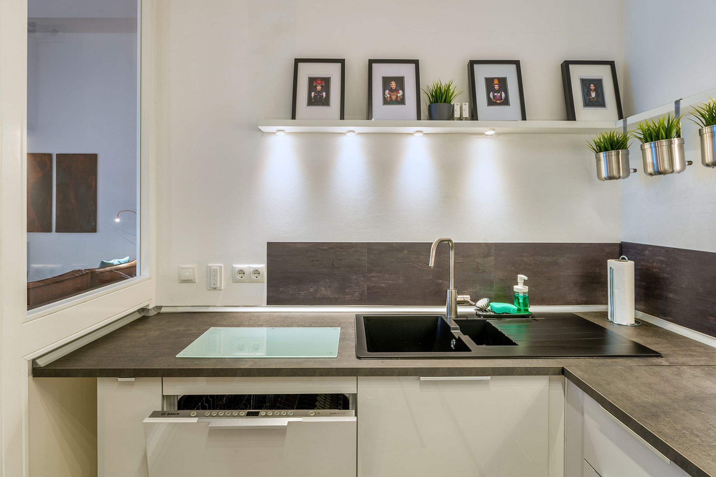 Réfrigérateur, micro-ondes, four, plaque de cuisson