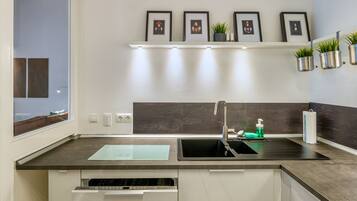 Réfrigérateur, micro-ondes, four, plaque de cuisson