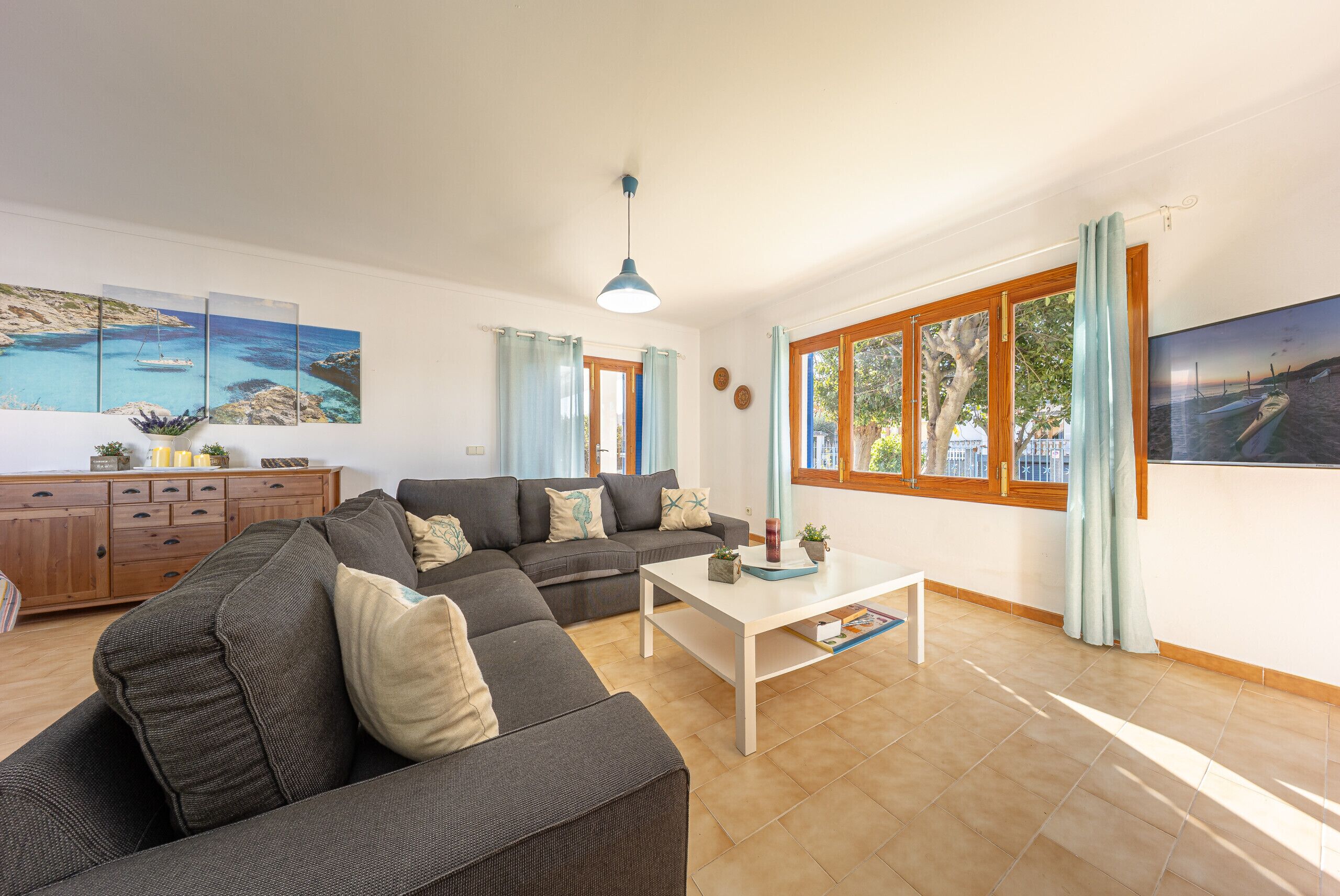 Een televisie en boeken