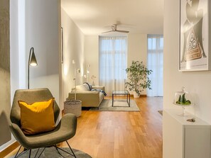 TV - Apartment '4 Neue Suite, 79qm' with Shared Terrace, Balcony and Wi-Fi (Baden-Baden)