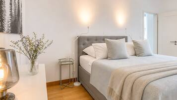 Tabla de planchar con plancha, wifi y ropa de cama