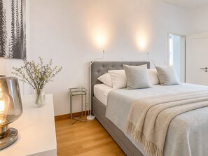 Iron/ironing board, WiFi, bed sheets - Apartment '4 Neue Suite, 79qm' with Shared Terrace, Balcony and Wi-Fi (Baden-Baden)