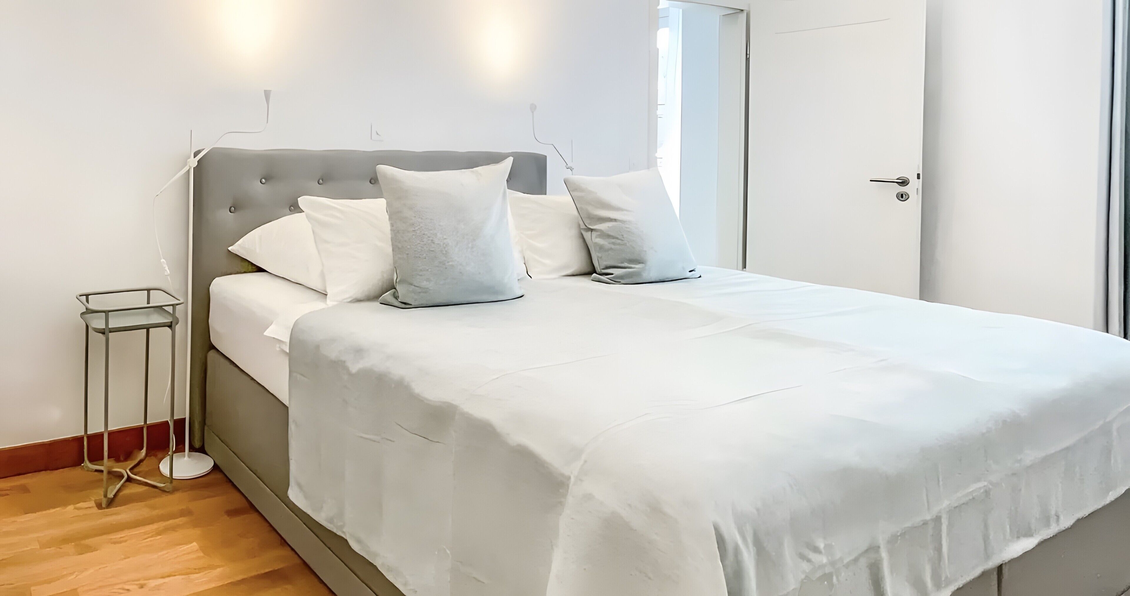 Tabla de planchar con plancha, wifi y ropa de cama 