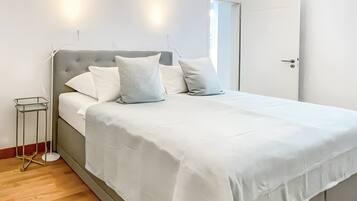 Tabla de planchar con plancha, wifi y ropa de cama