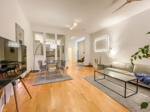 TV - Apartment '4 Neue Suite, 79qm' with Shared Terrace, Balcony and Wi-Fi (Baden-Baden)