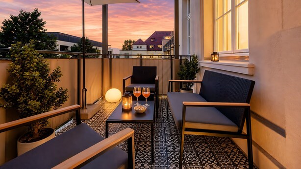 An outdoor seating area with a table, chairs, and a potted plant. - Apartment '4 Neue Suite, 79qm' with Shared Terrace, Balcony and Wi-Fi (Baden-Baden)
