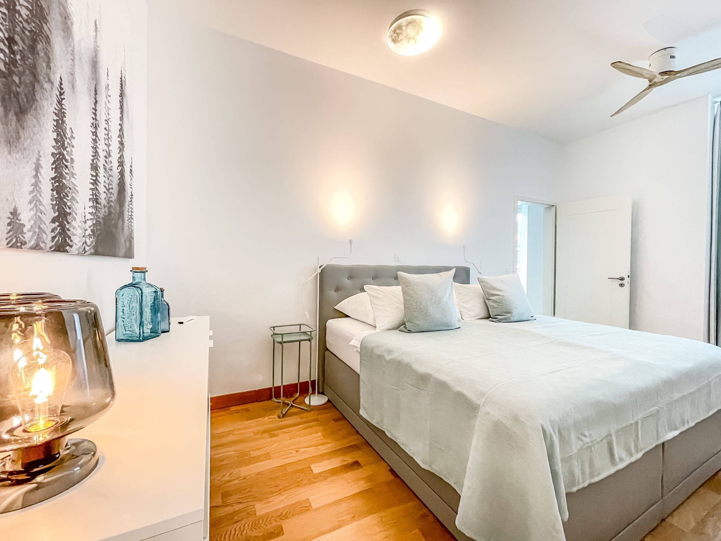 Silitysrauta/-lauta, Wi-Fi, vuodevaatteet