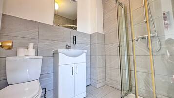 Comfort tweepersoonskamer, niet-roken, gedeelde badkamer | Badkamer | Een douche, handdoeken, zeep, shampoo