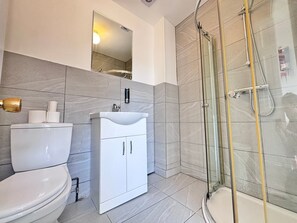 Comfort Double Room, Non Smoking, Shared Bathroom | Bathroom | Shower, towels, soap, shampoo - Ox Heathrow Stay  (Harlington)